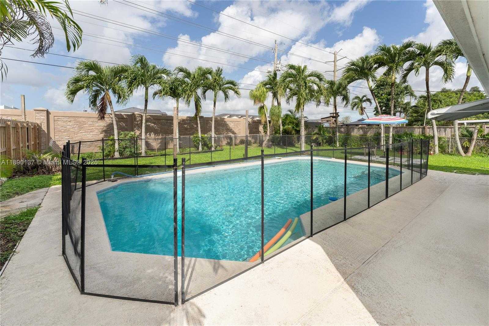Small Image of 3036 NORTH 58TH AVE, Hollywood Number 2