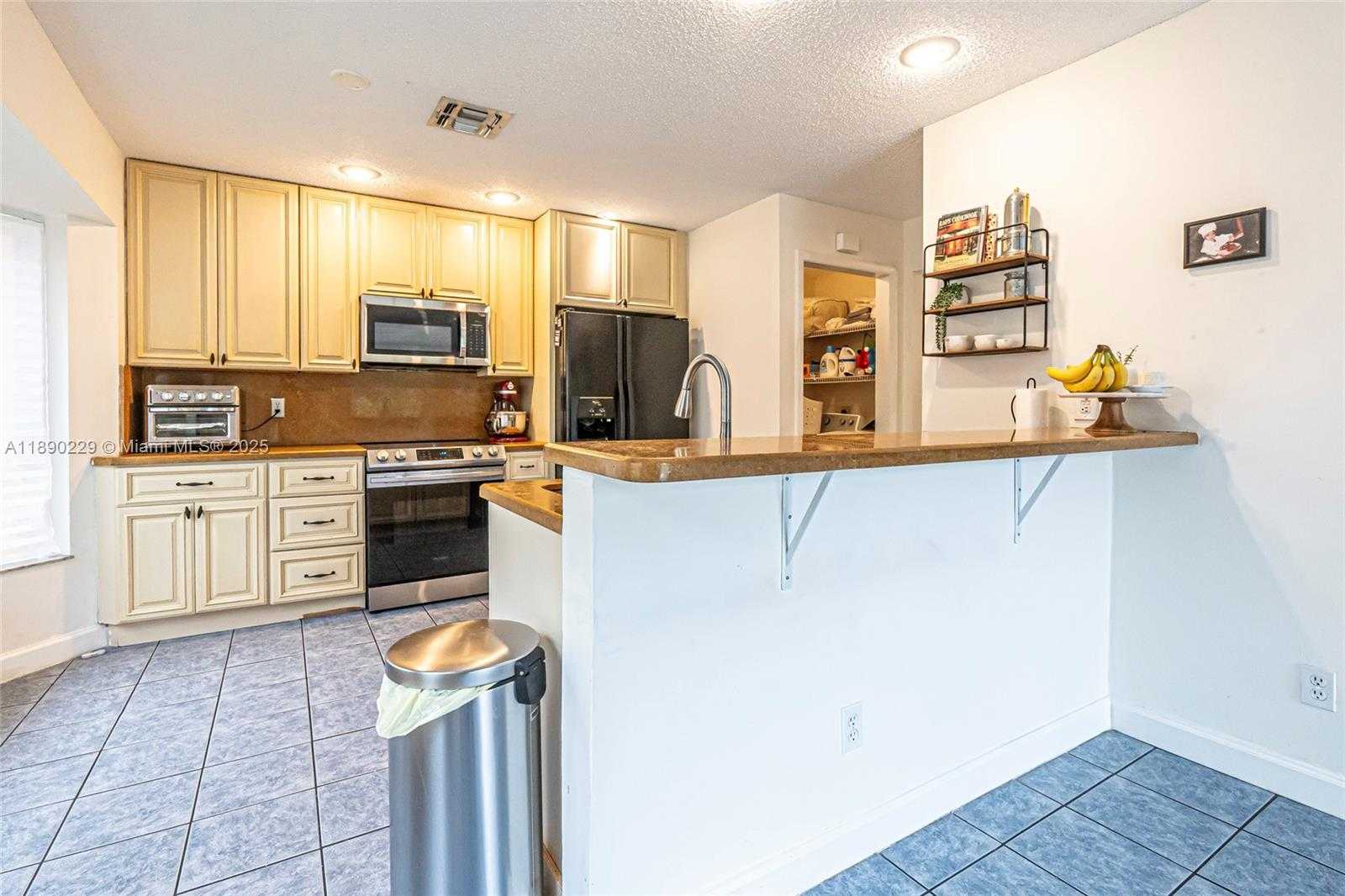 Small Image of 2913 MYRTLE OAK CIR, Davie Number 17