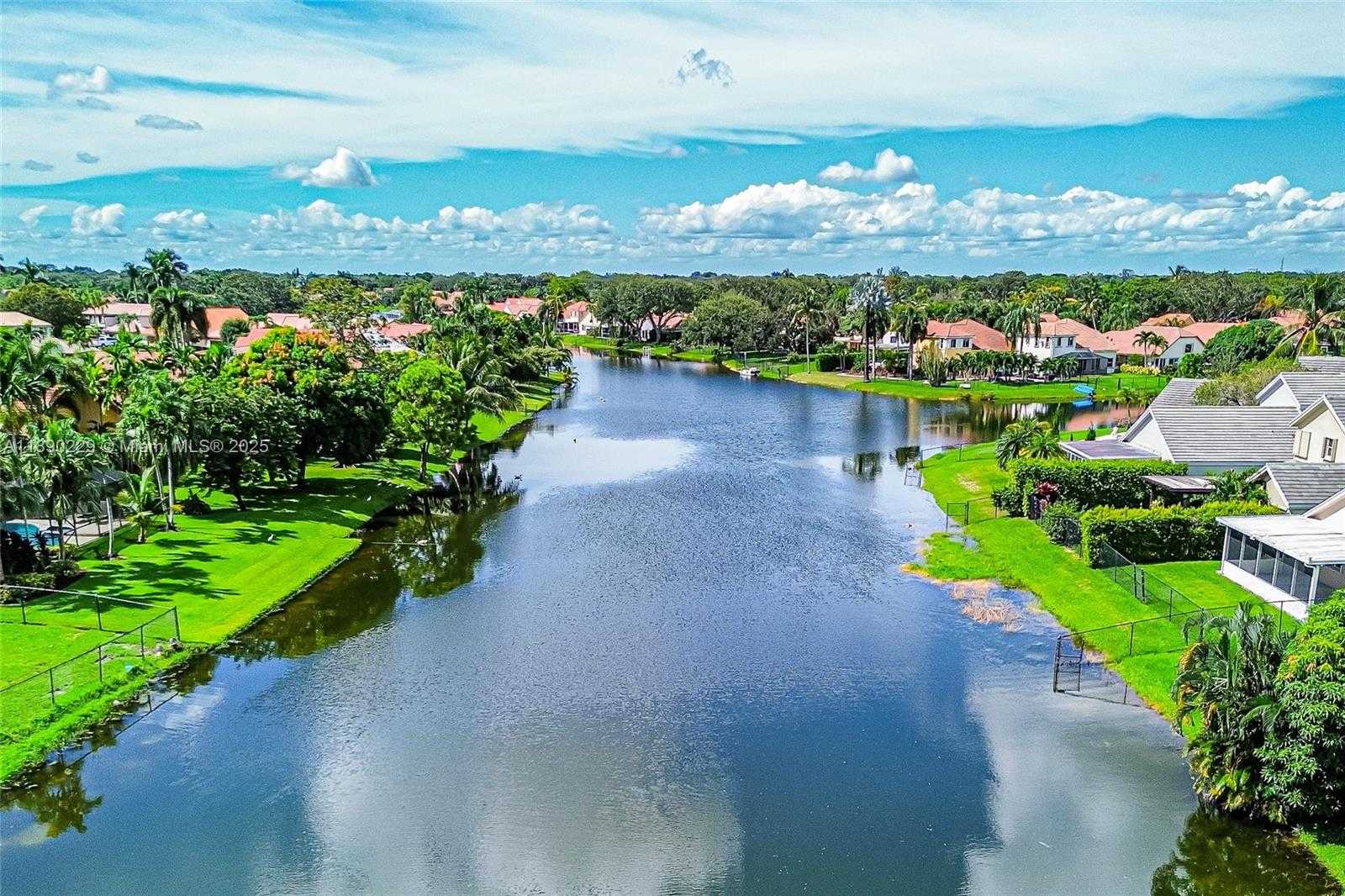 Small Image of 2913 MYRTLE OAK CIR, Davie Number 2