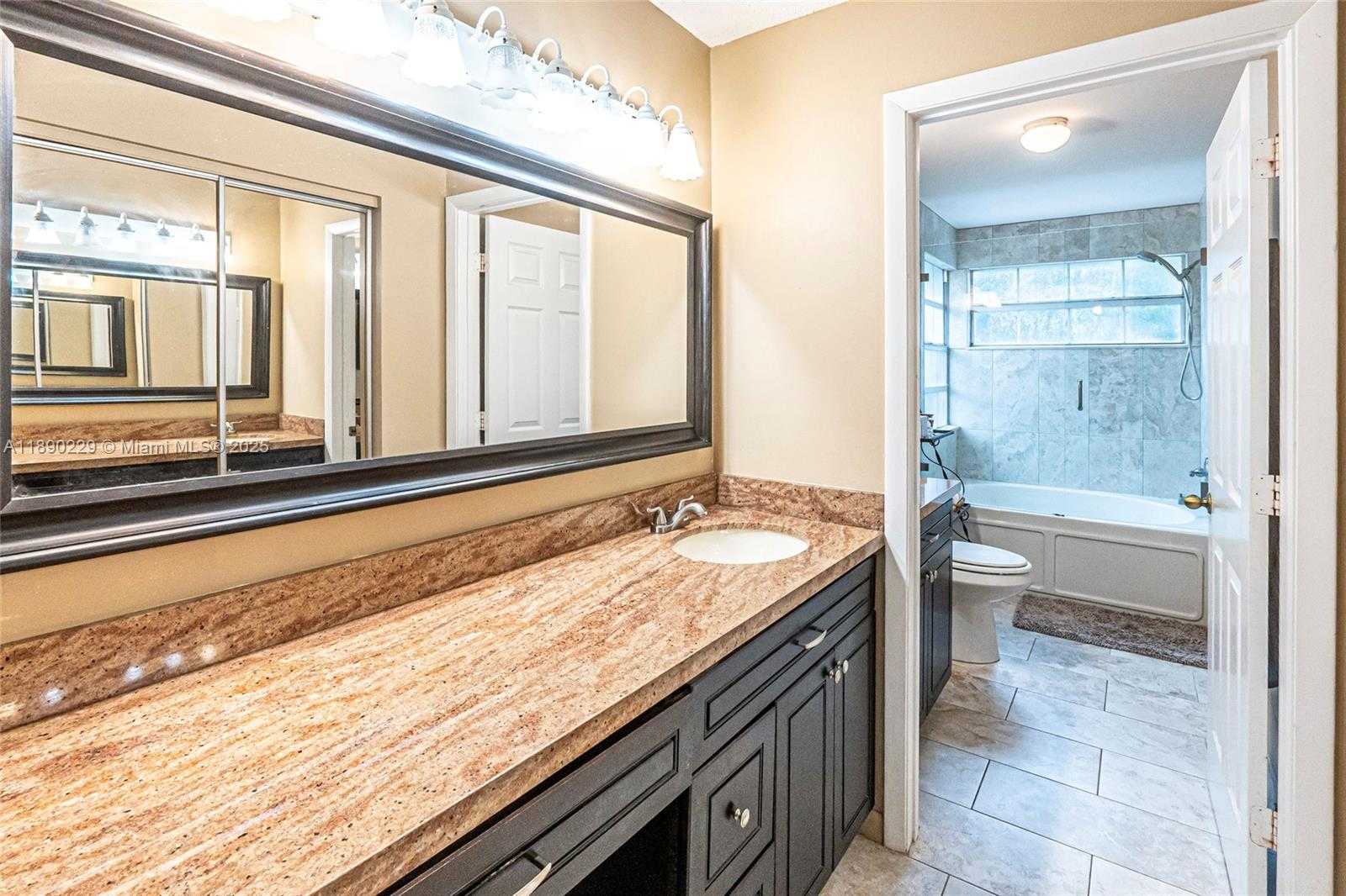 Small Image of 2913 MYRTLE OAK CIR, Davie Number 27
