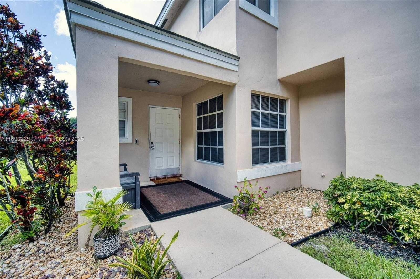 Small Image of 2913 MYRTLE OAK CIR, Davie Number 4