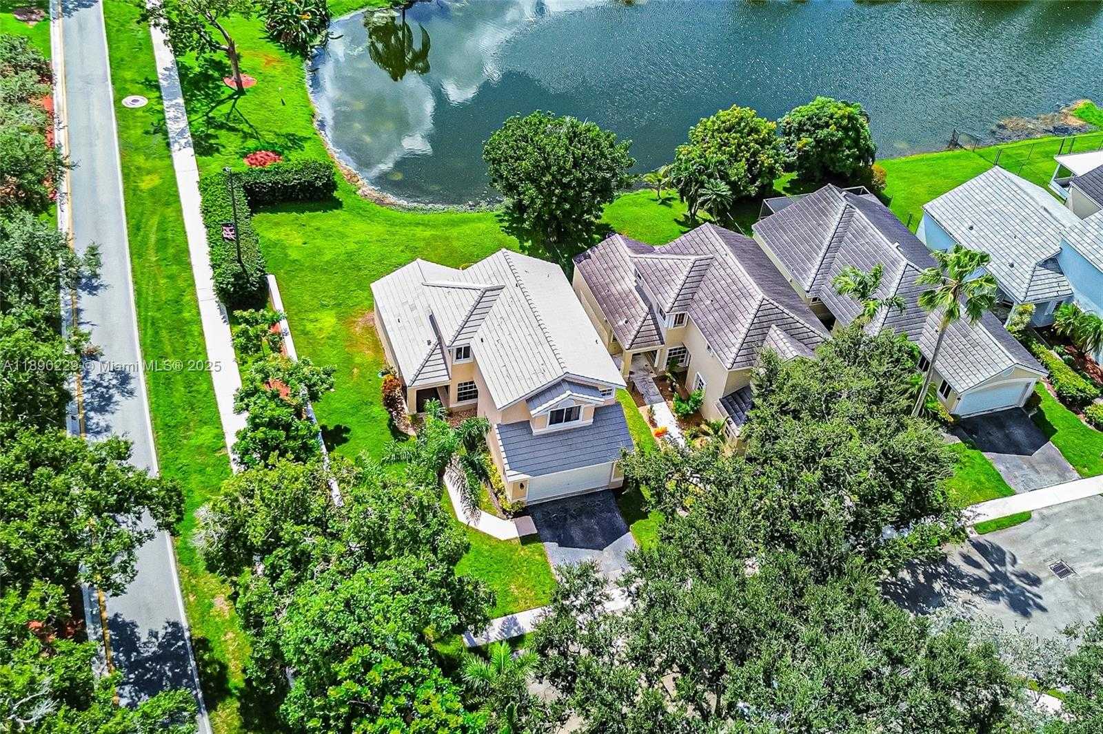 Small Image of 2913 MYRTLE OAK CIR, Davie Number 8