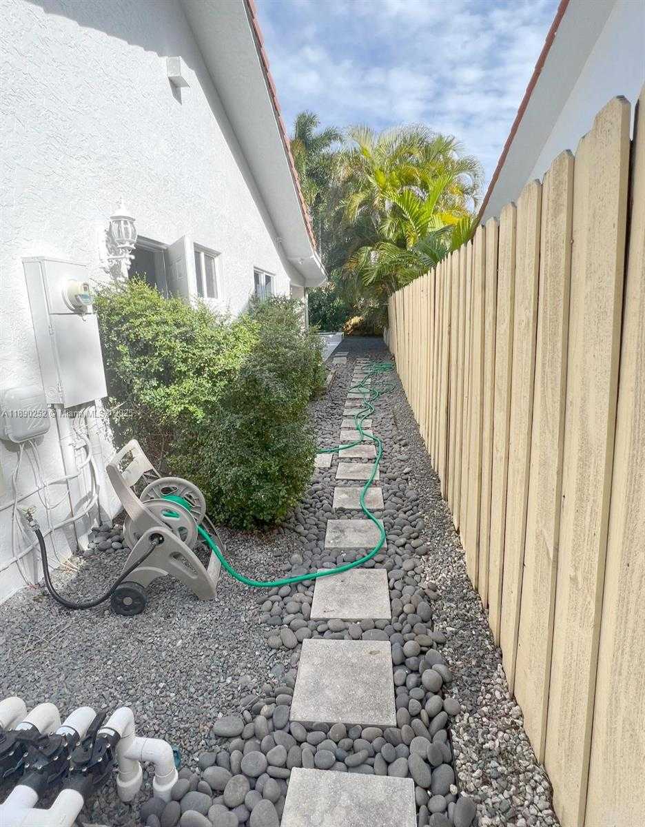 Small Image of 16841 NORTH WEST 80TH CT, Miami Lakes Number 11