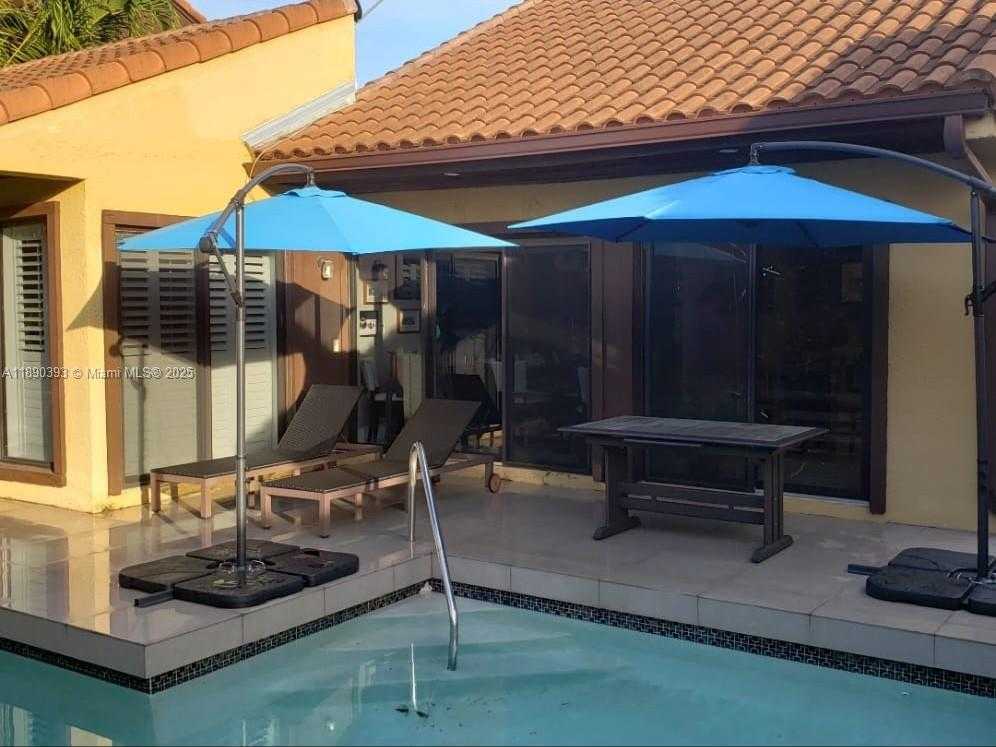 Small Image of 1017 NORTH EAST 202ND LN, Miami Number 2