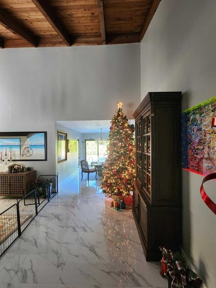 Small Image of 1017 NORTH EAST 202ND LN, Miami Number 3