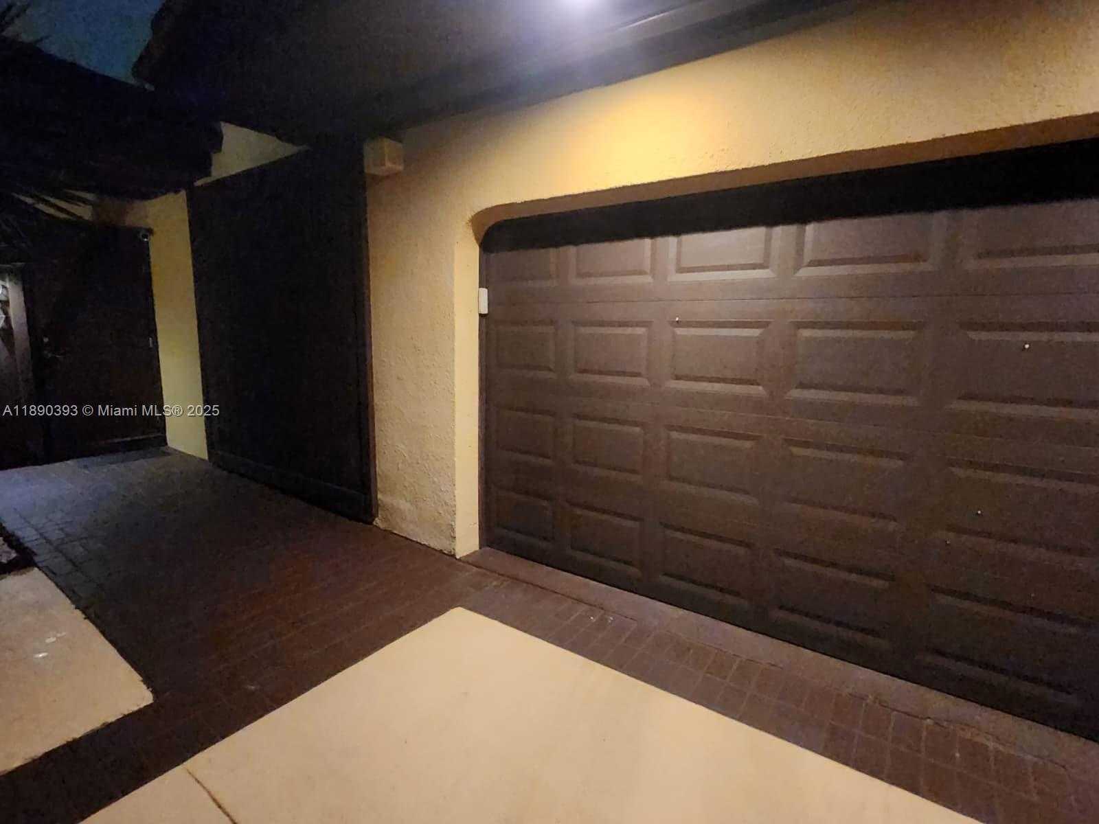 Small Image of 1017 NORTH EAST 202ND LN, Miami Number 4