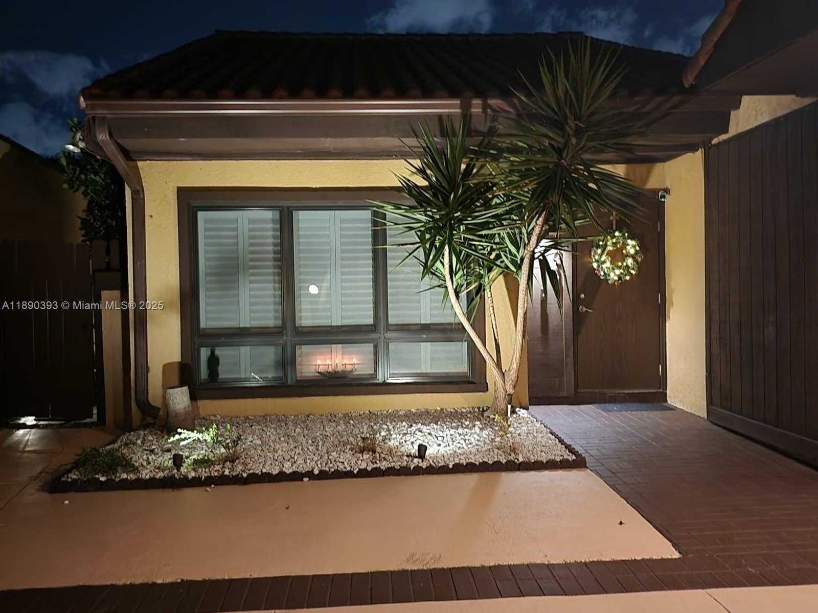 Small Image of 1017 NORTH EAST 202ND LN, Miami Number 5