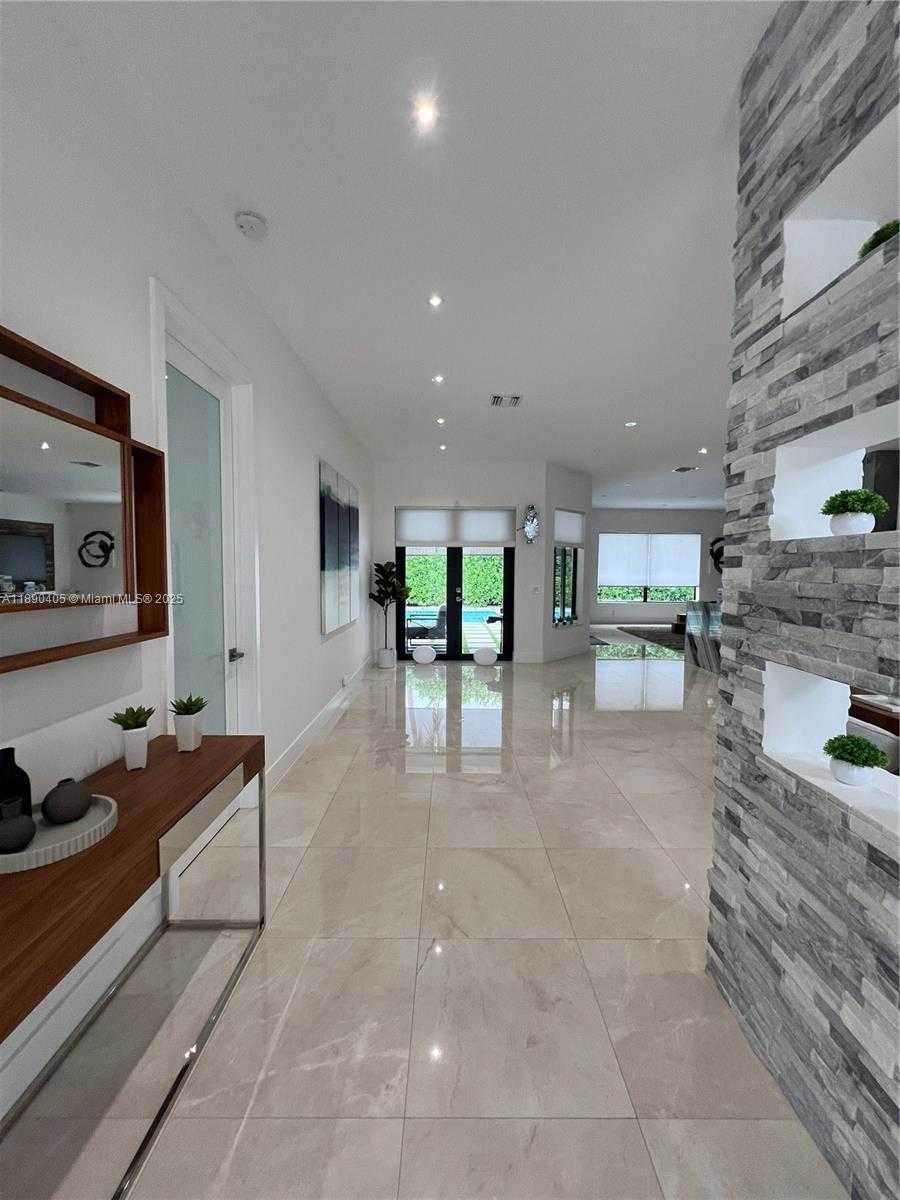 Small Image of 16326 NORTH MARIPOSA CIR N, Pembroke Pines Number 16