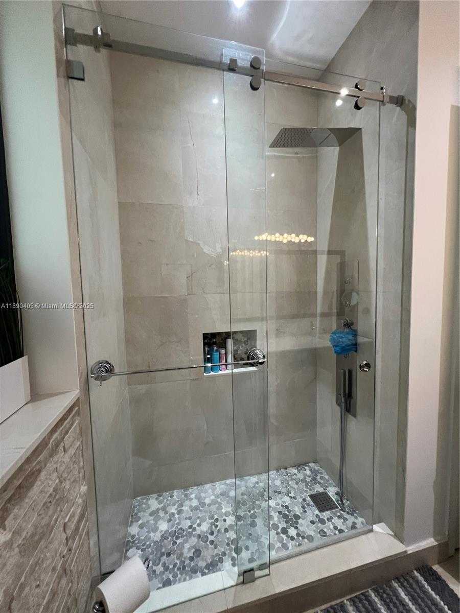 Small Image of 16326 NORTH MARIPOSA CIR N, Pembroke Pines Number 20