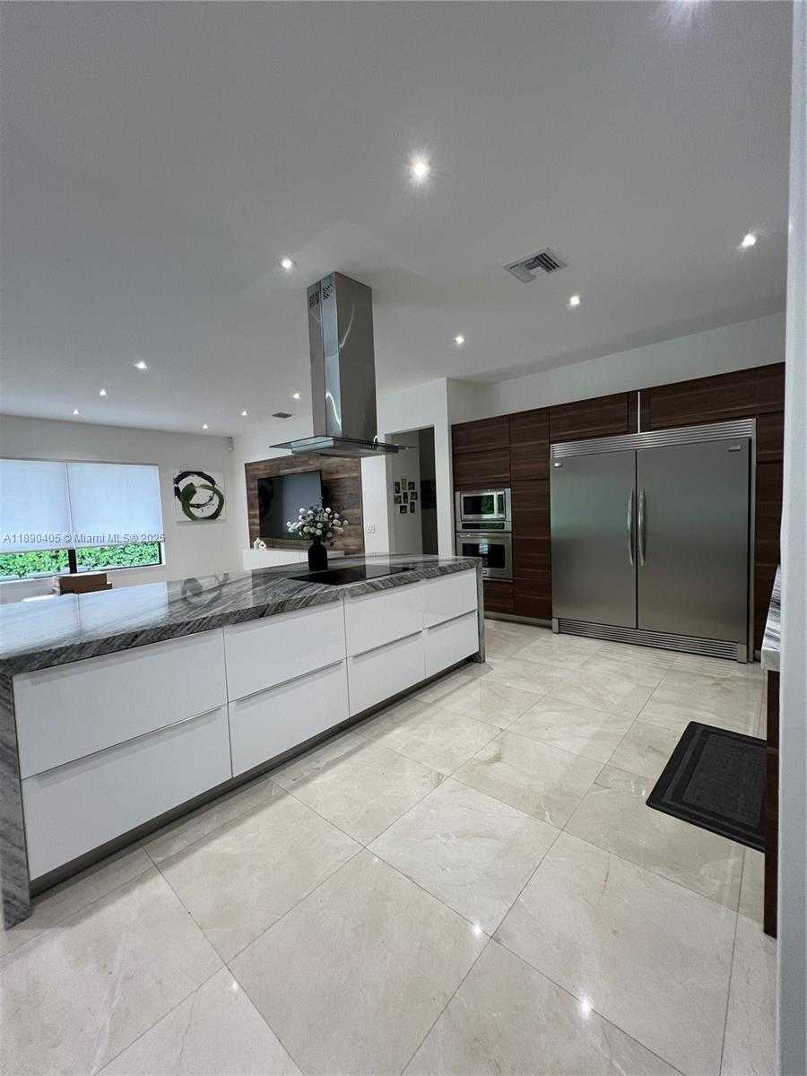 Small Image of 16326 NORTH MARIPOSA CIR N, Pembroke Pines Number 3