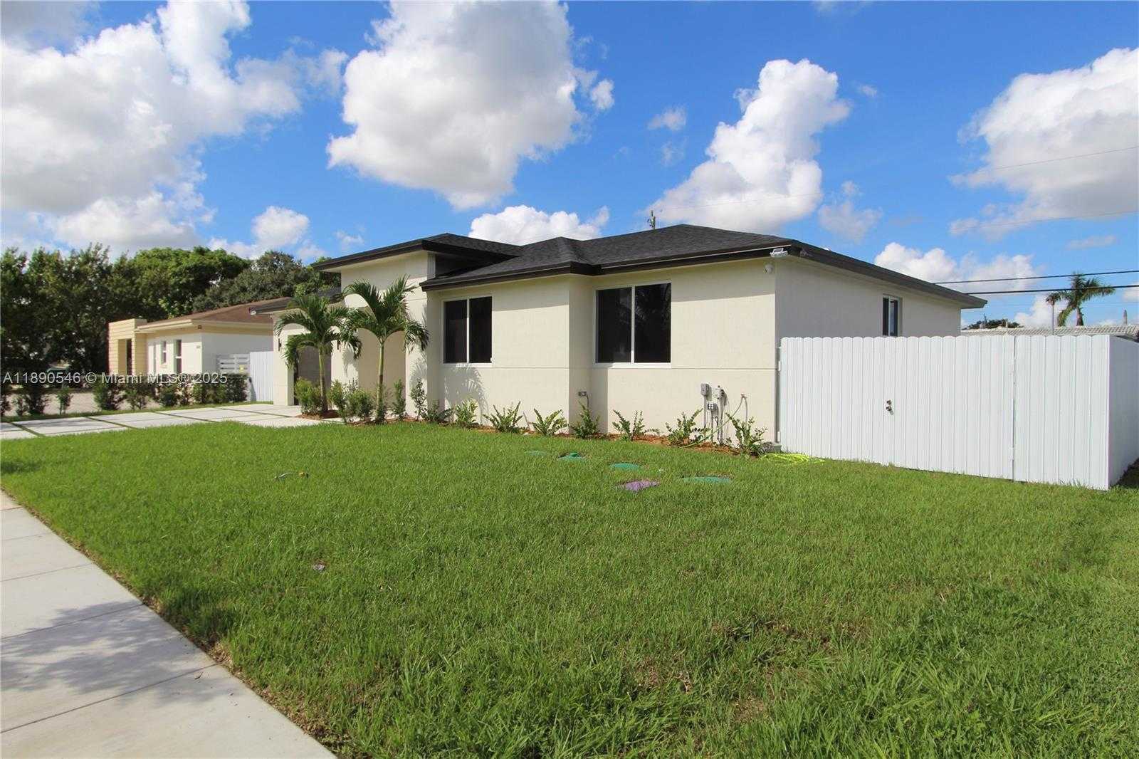 Small Image of 14980 BUCHANAN ST, Miami Number 3