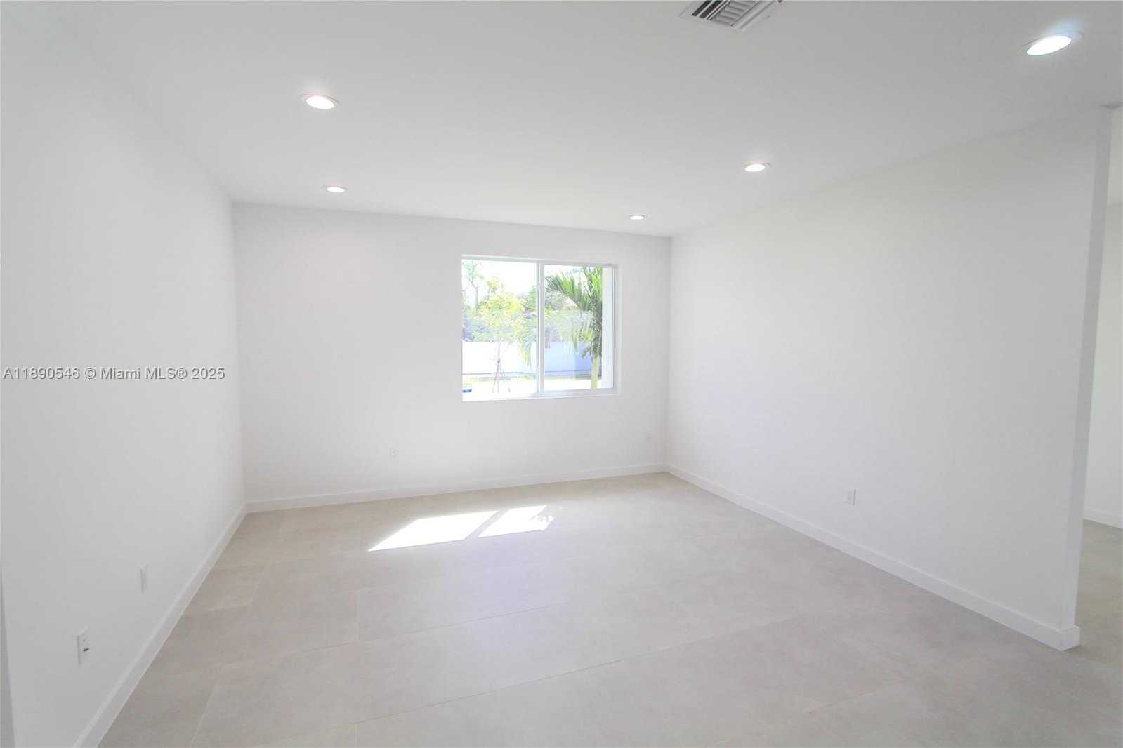 Small Image of 14980 BUCHANAN ST, Miami Number 7