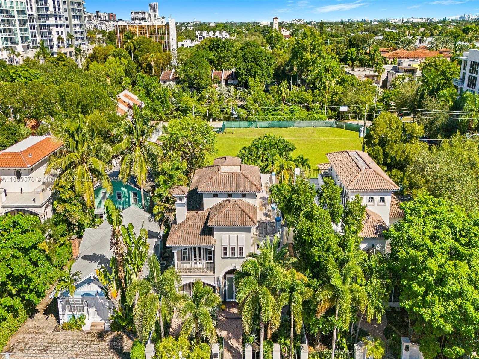 Small Image of 821 SOUTH EAST 2ND CT, Fort Lauderdale Number 2