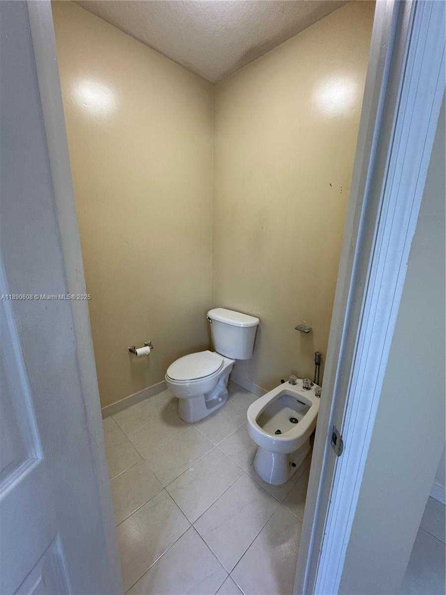 Small Image of 6742 SOUTH WEST 157TH CT, Miami Number 24