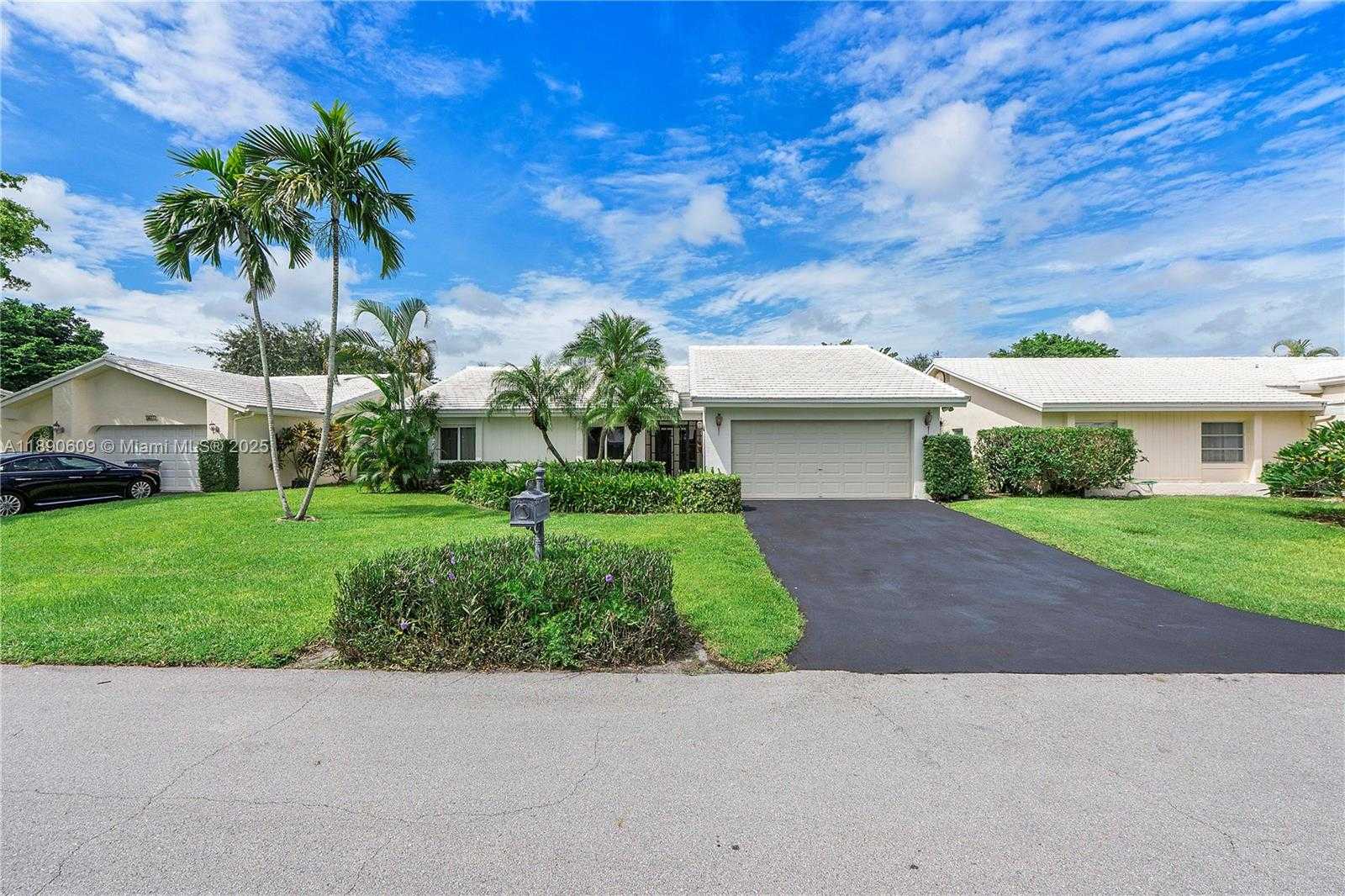 Small Image of 5667 NORTH CAMEO DR N, Boca Raton Number 2