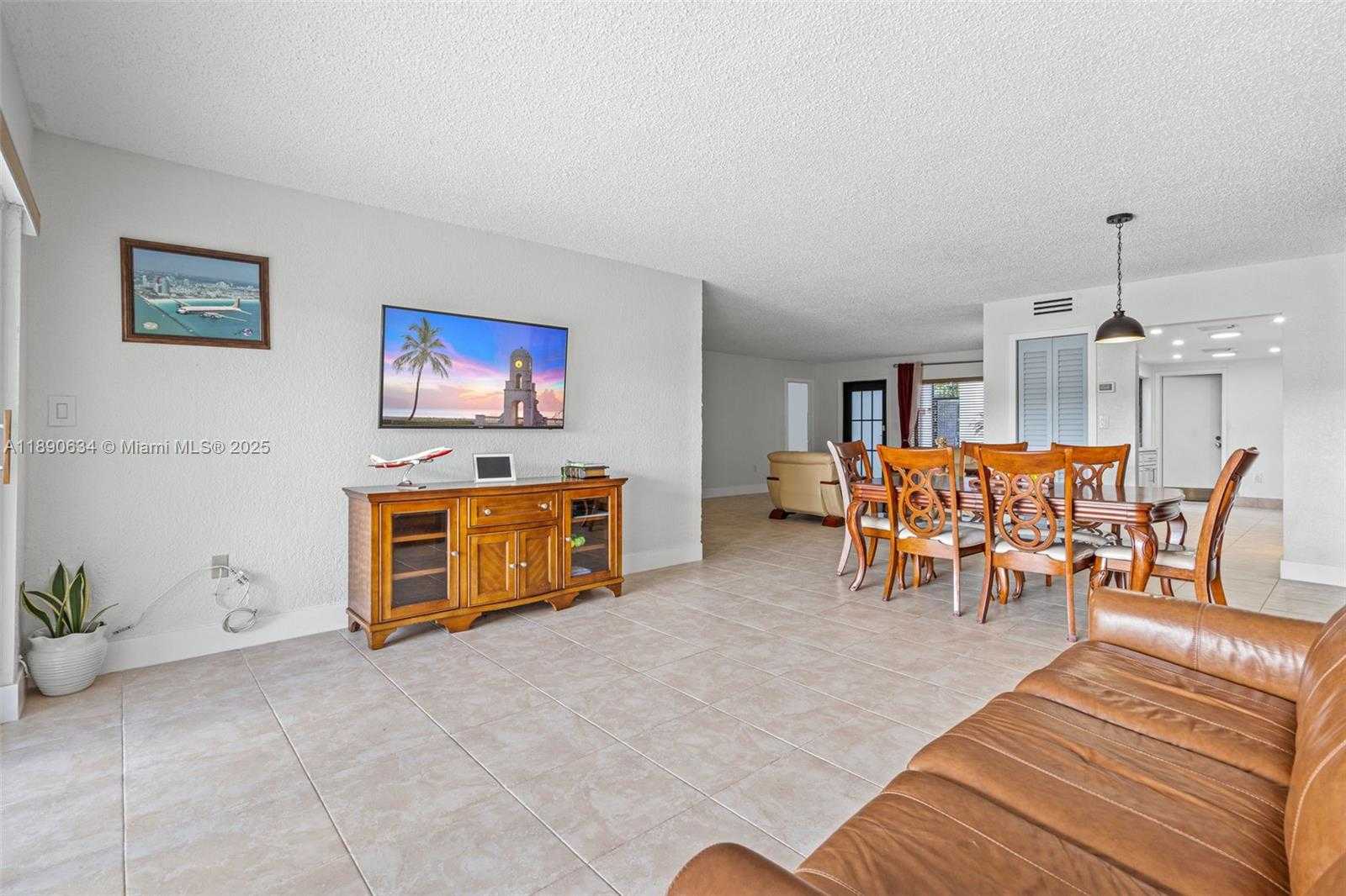 Small Image of 19435 EAST LAKE DR, Hialeah Number 11