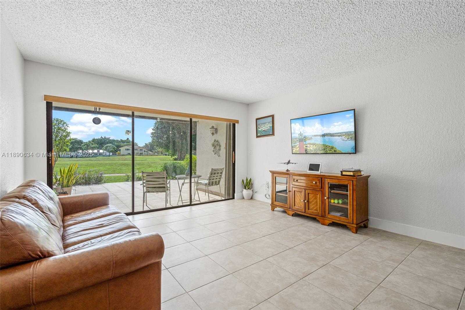 Small Image of 19435 EAST LAKE DR, Hialeah Number 12