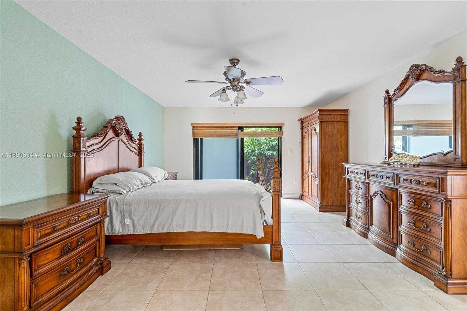 Small Image of 19435 EAST LAKE DR, Hialeah Number 16
