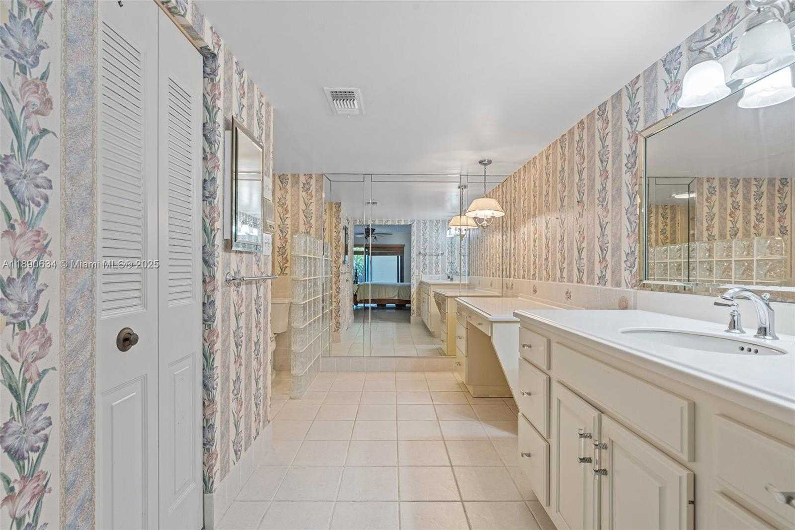 Small Image of 19435 EAST LAKE DR, Hialeah Number 18