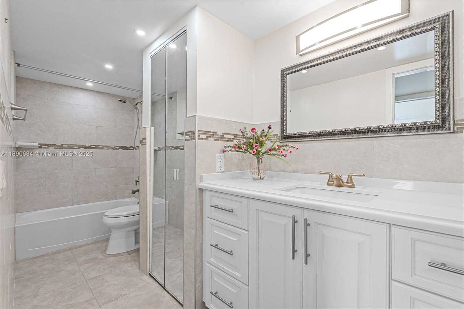 Small Image of 19435 EAST LAKE DR, Hialeah Number 2
