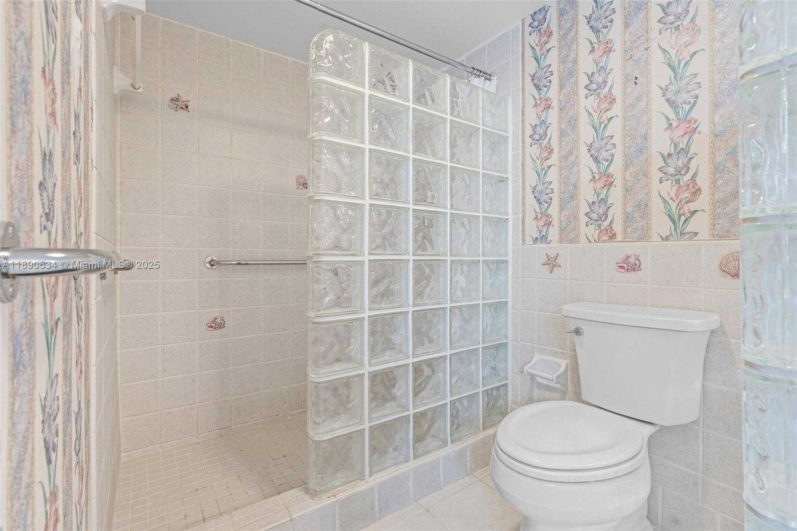 Small Image of 19435 EAST LAKE DR, Hialeah Number 20