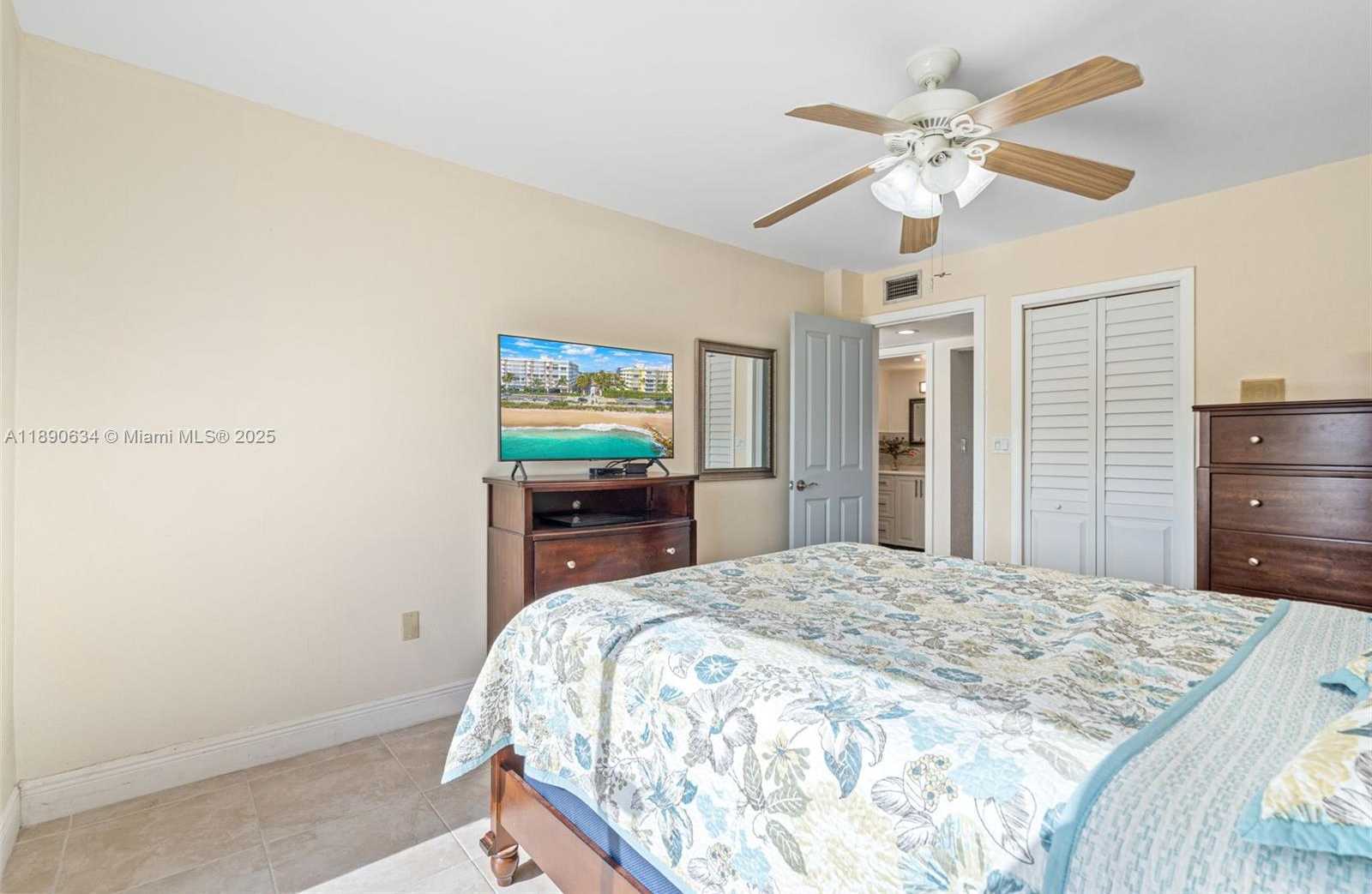 Small Image of 19435 EAST LAKE DR, Hialeah Number 22