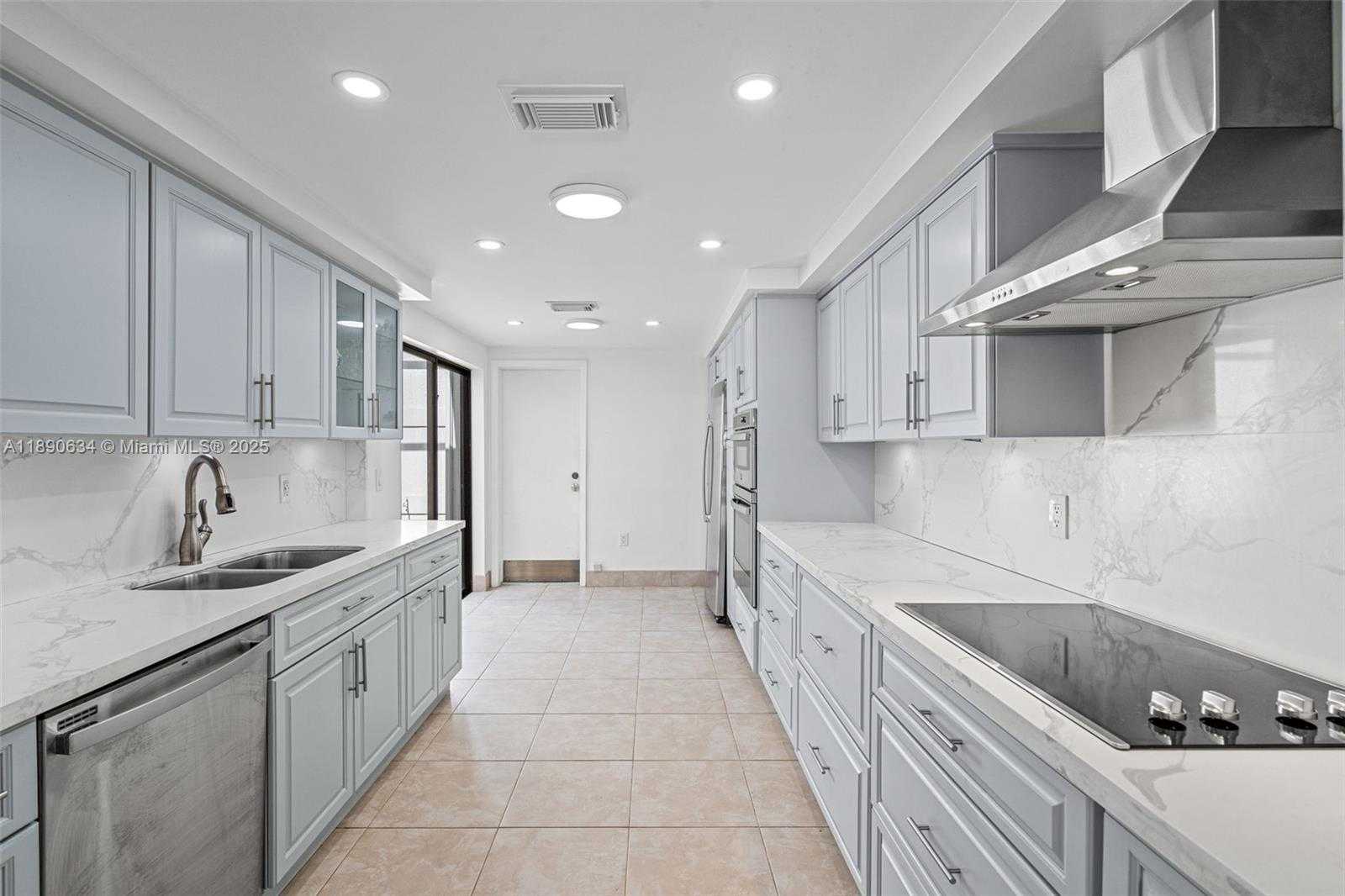 Small Image of 19435 EAST LAKE DR, Hialeah Number 4