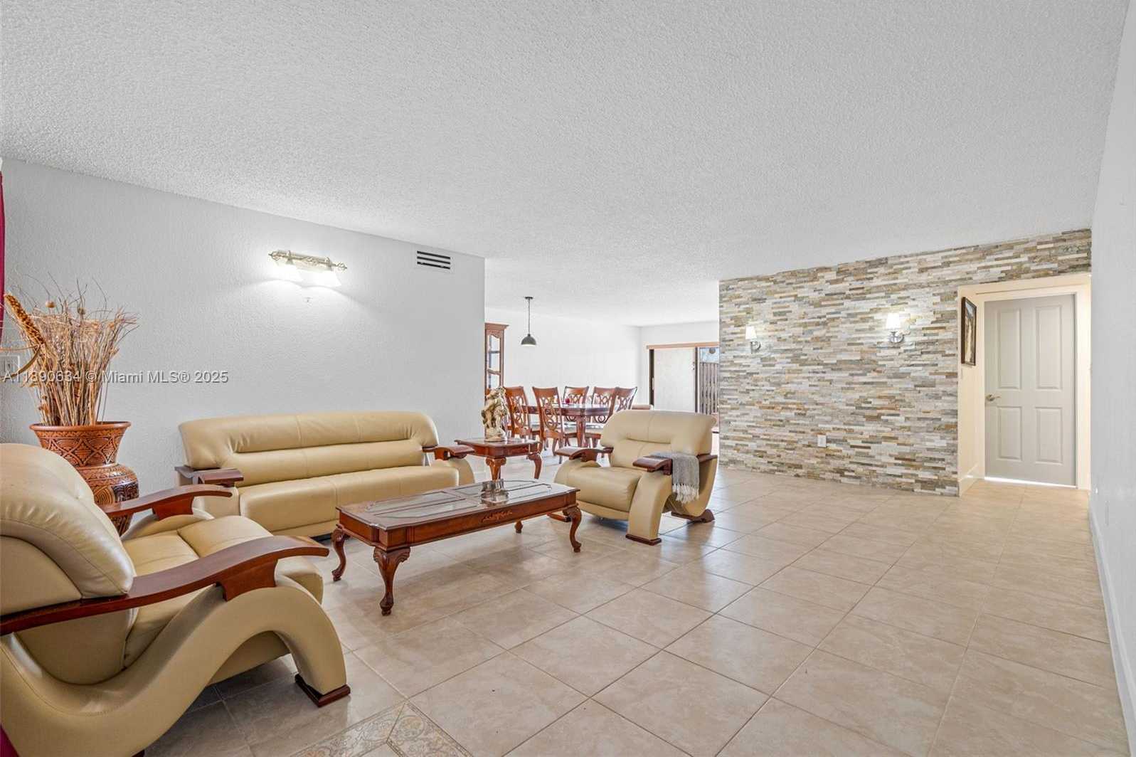 Small Image of 19435 EAST LAKE DR, Hialeah Number 5