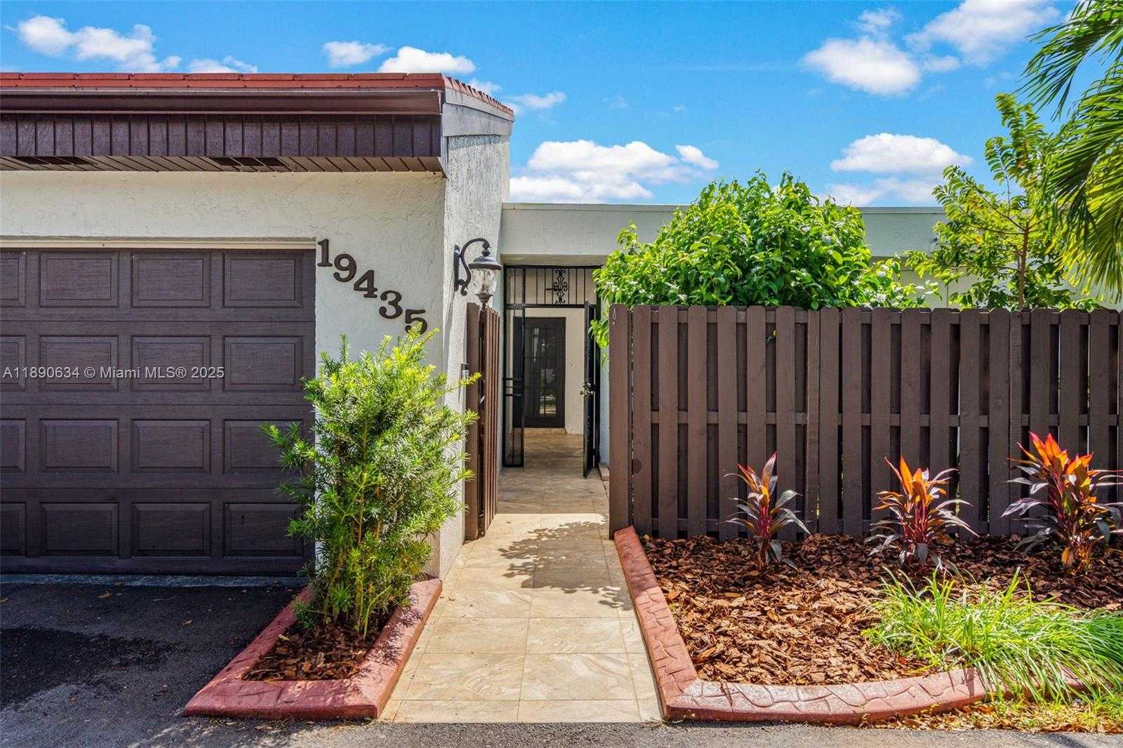 Small Image of 19435 EAST LAKE DR, Hialeah Number 7