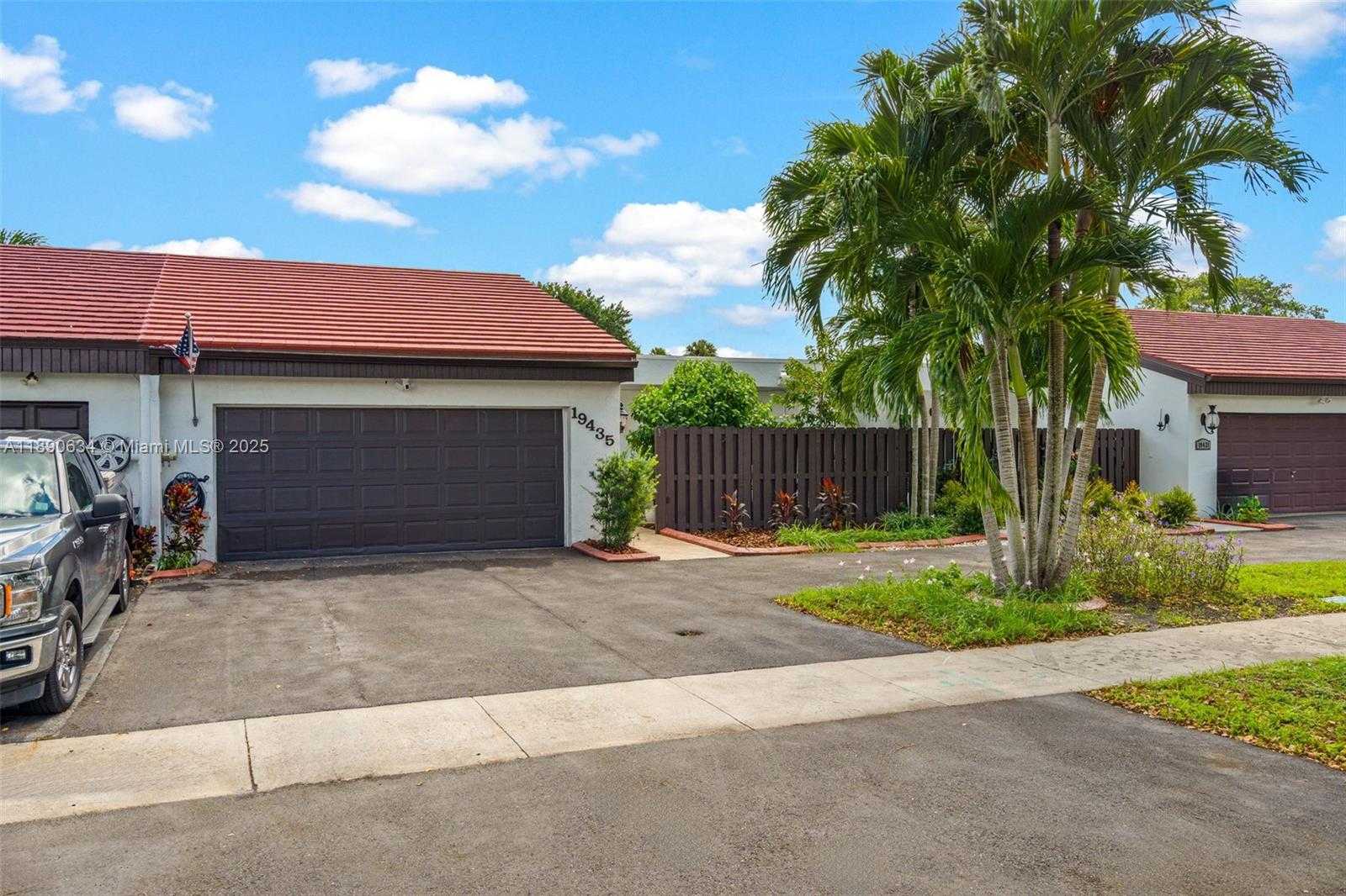 Small Image of 19435 EAST LAKE DR, Hialeah Number 8