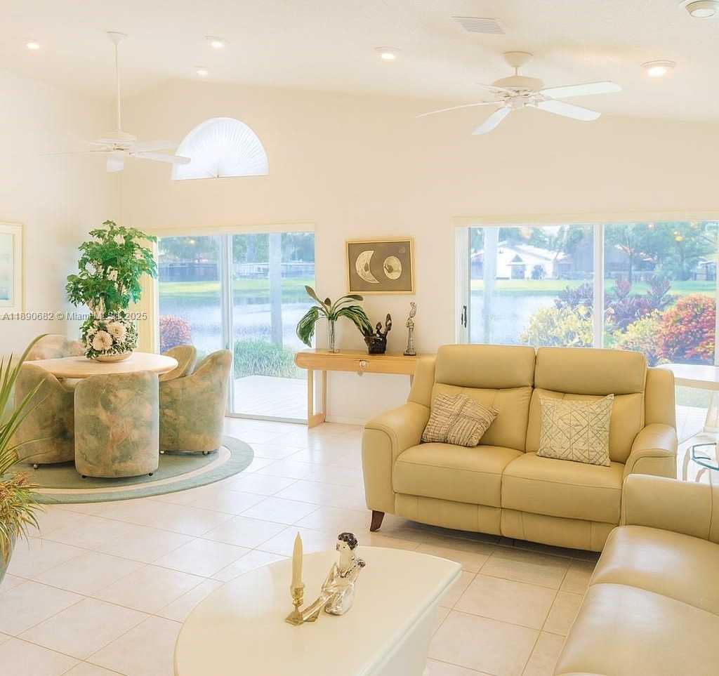 Small Image of 9755 HARBOUR LAKE CIR, Boynton Beach Number 4
