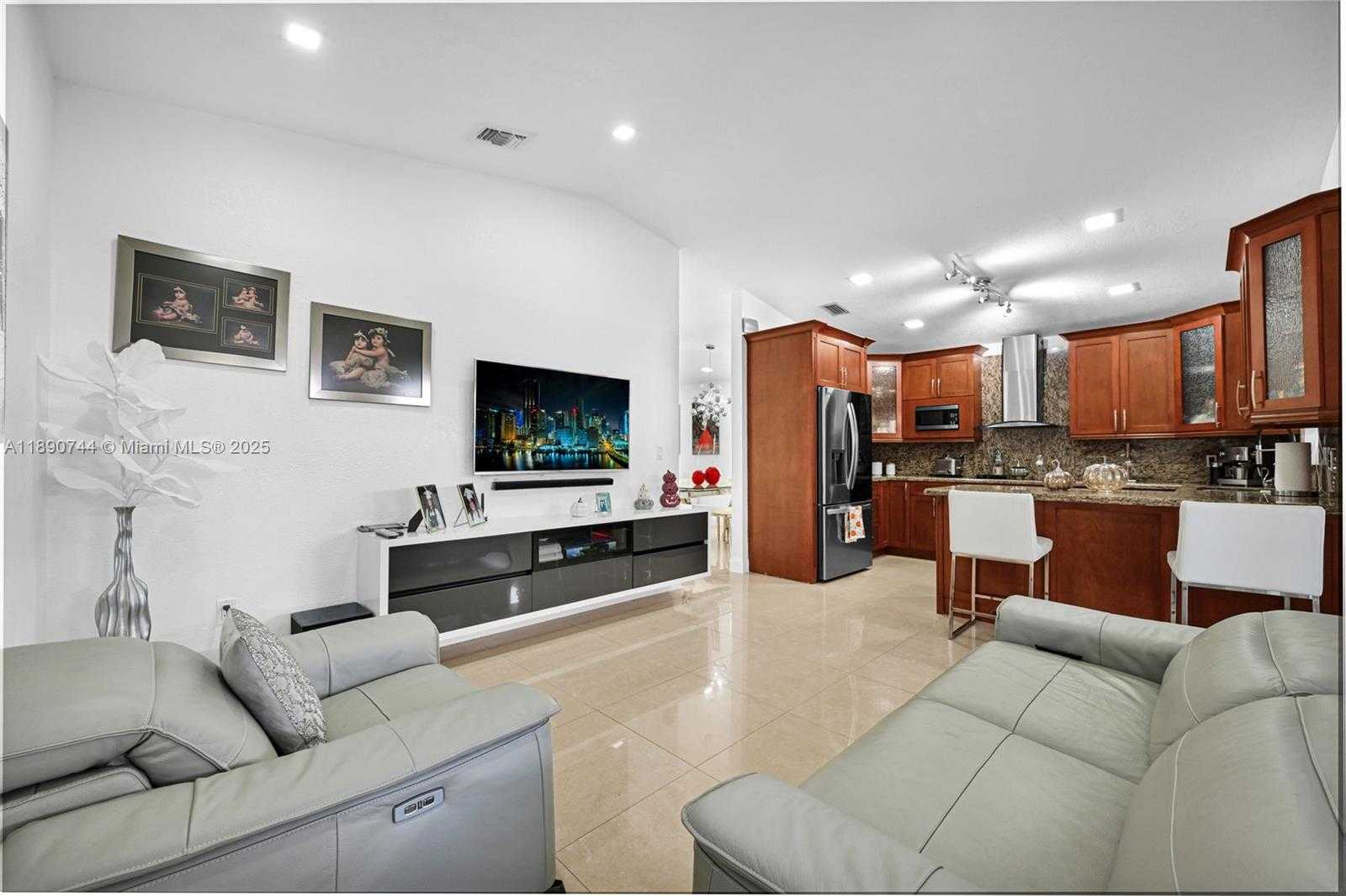 Small Image of 3135 WEST 72ND TER, Hialeah Number 13