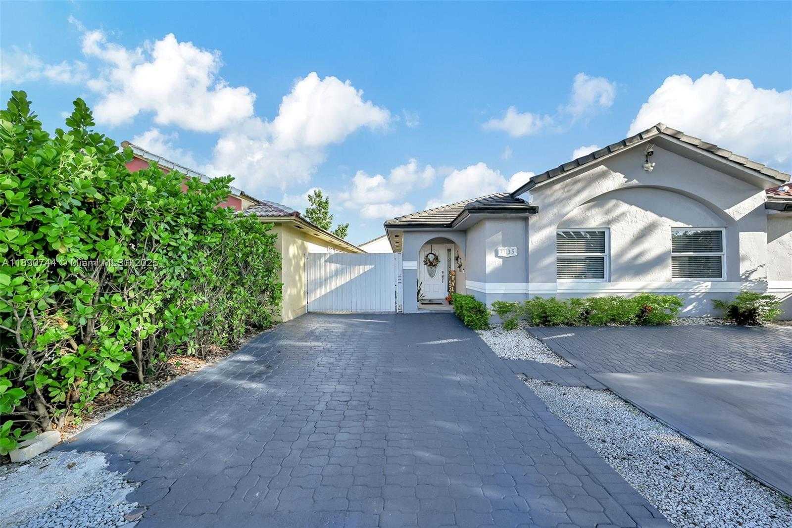 Small Image of 3135 WEST 72ND TER, Hialeah Number 2