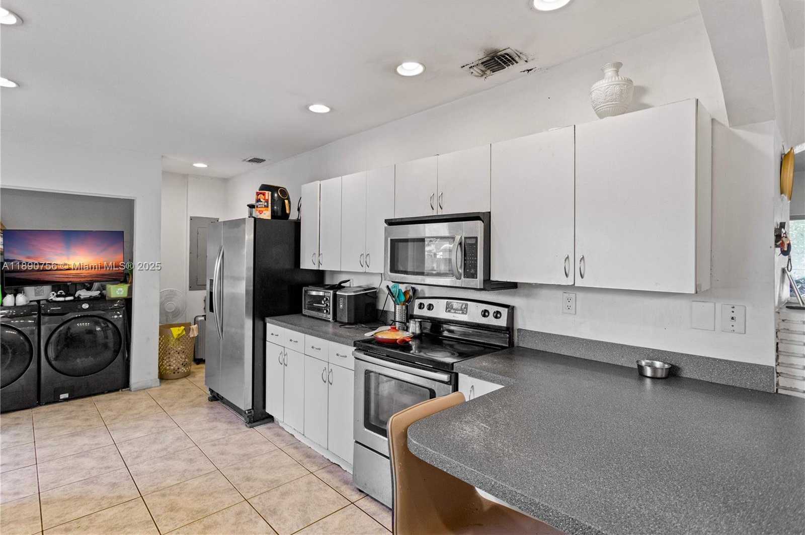 Small Image of 5724 MCKINLEY ST, Hollywood Number 17