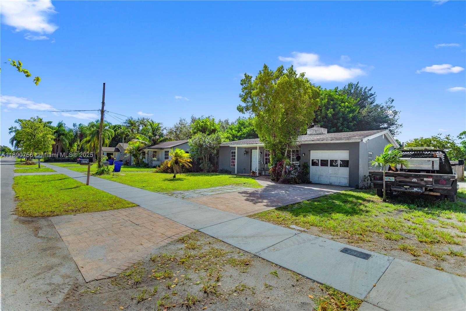 Small Image of 5724 MCKINLEY ST, Hollywood Number 4