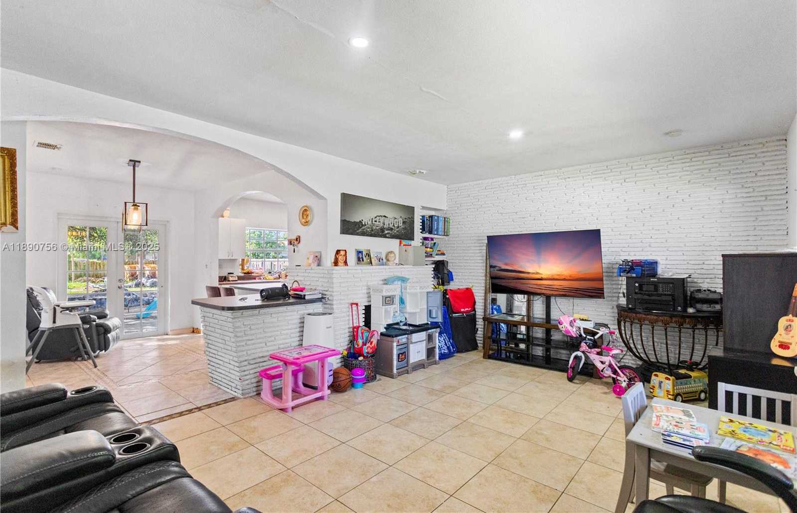 Small Image of 5724 MCKINLEY ST, Hollywood Number 6