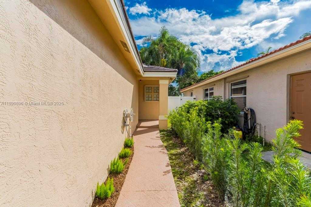 Small Image of 18270 NORTH WEST 19TH ST, Pembroke Pines Number 33