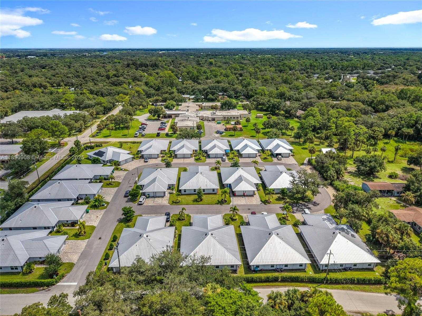 Small Image of 177 VILLAGE CIRCLE, Other City - In The State Of Florida Number 34