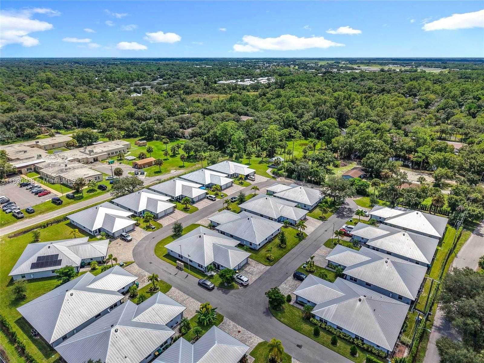 Small Image of 177 VILLAGE CIRCLE, Other City - In The State Of Florida Number 35