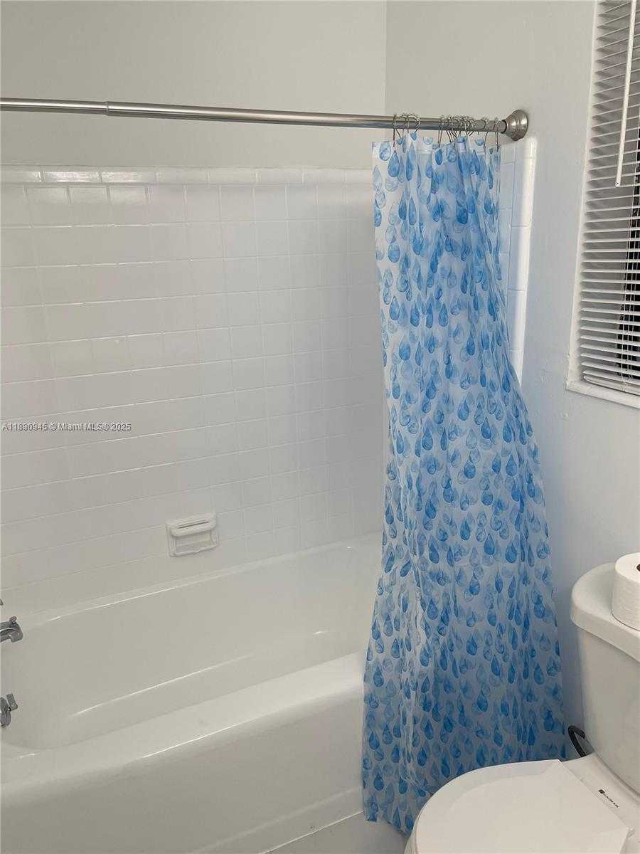 Small Image of 1220 NORTH WEST 180TH TER, Miami Gardens Number 16