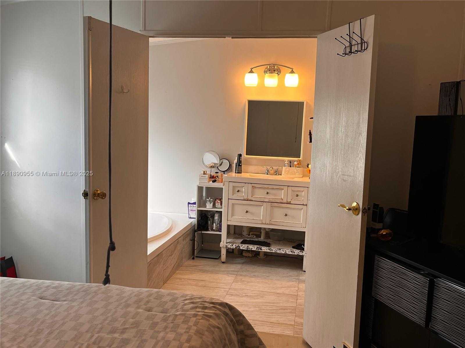 Small Image of 909 SW 131 WAY, Davie Number 12