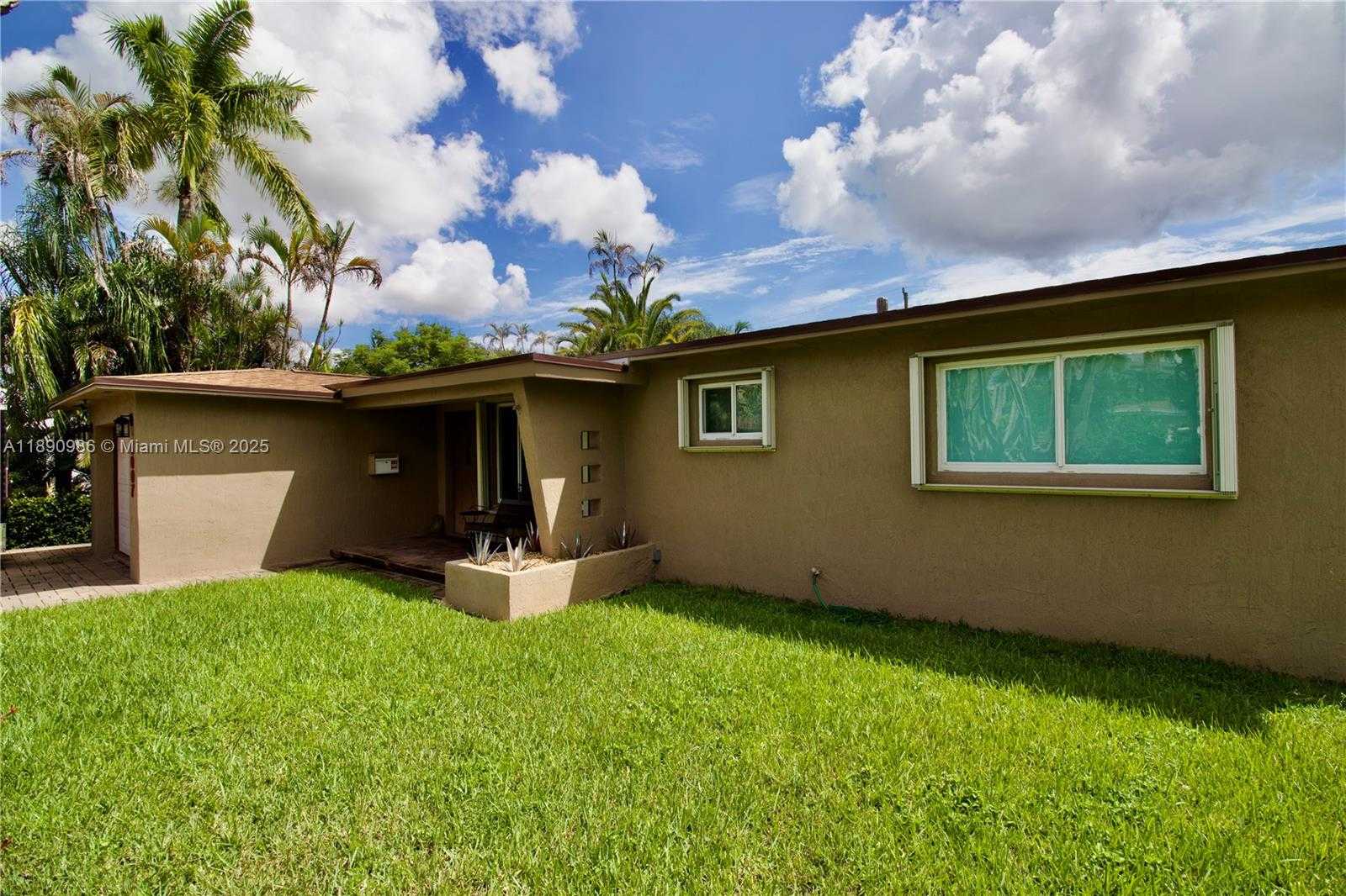Small Image of 1007 NORTH GOLF DR, Hollywood Number 2