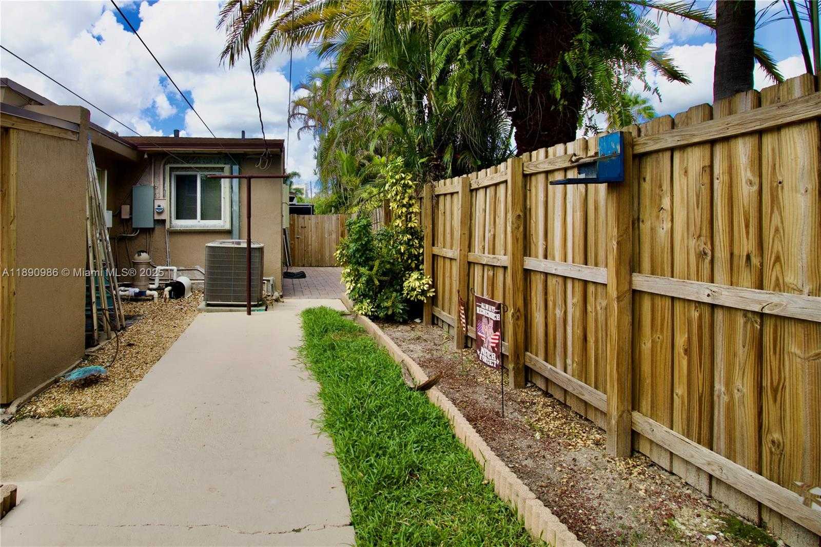 Small Image of 1007 NORTH GOLF DR, Hollywood Number 21
