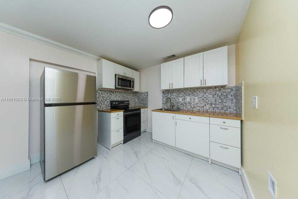 Small Image of 8248 NORTH WEST 195TH TER, Hialeah Number 57