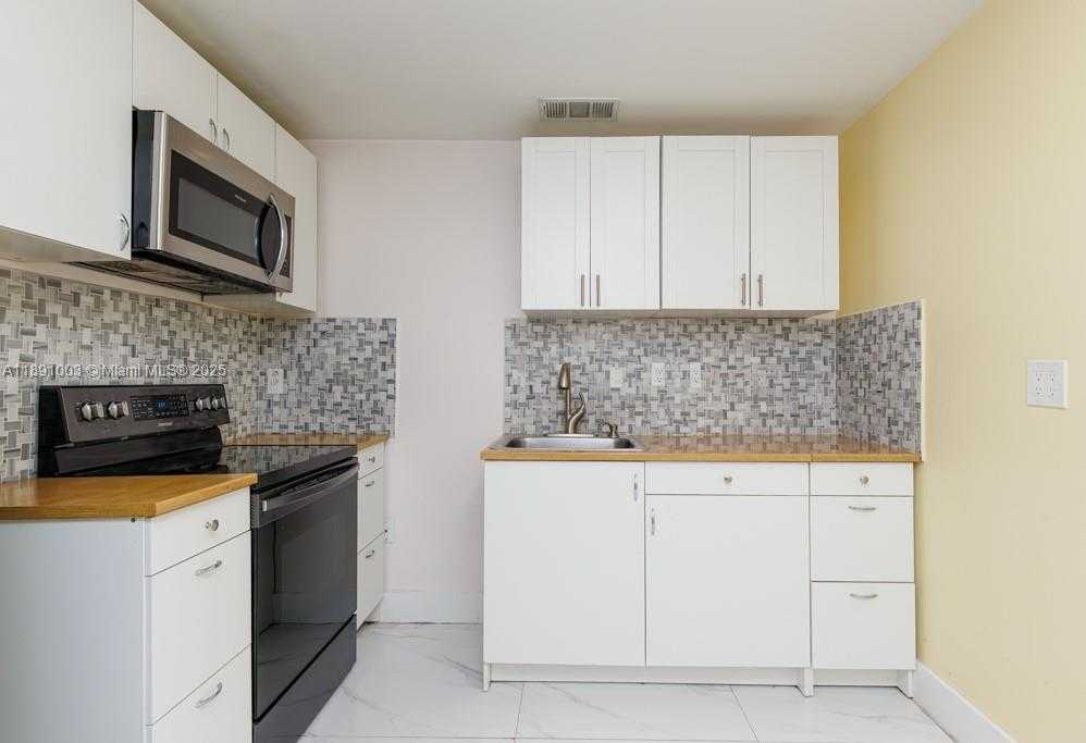 Small Image of 8248 NORTH WEST 195TH TER, Hialeah Number 74