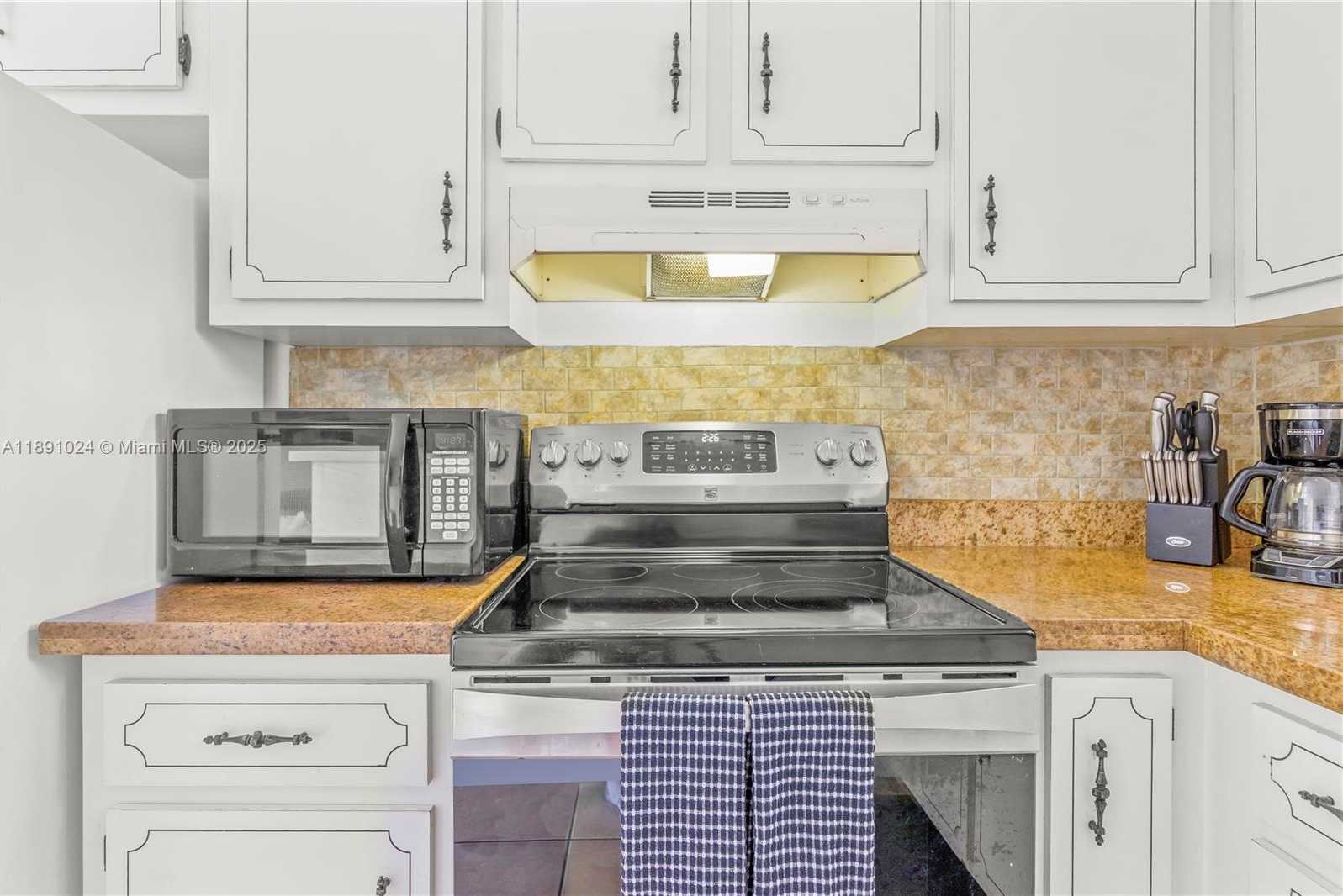Small Image of 1936 WASHINGTON ST, Hollywood Number 10