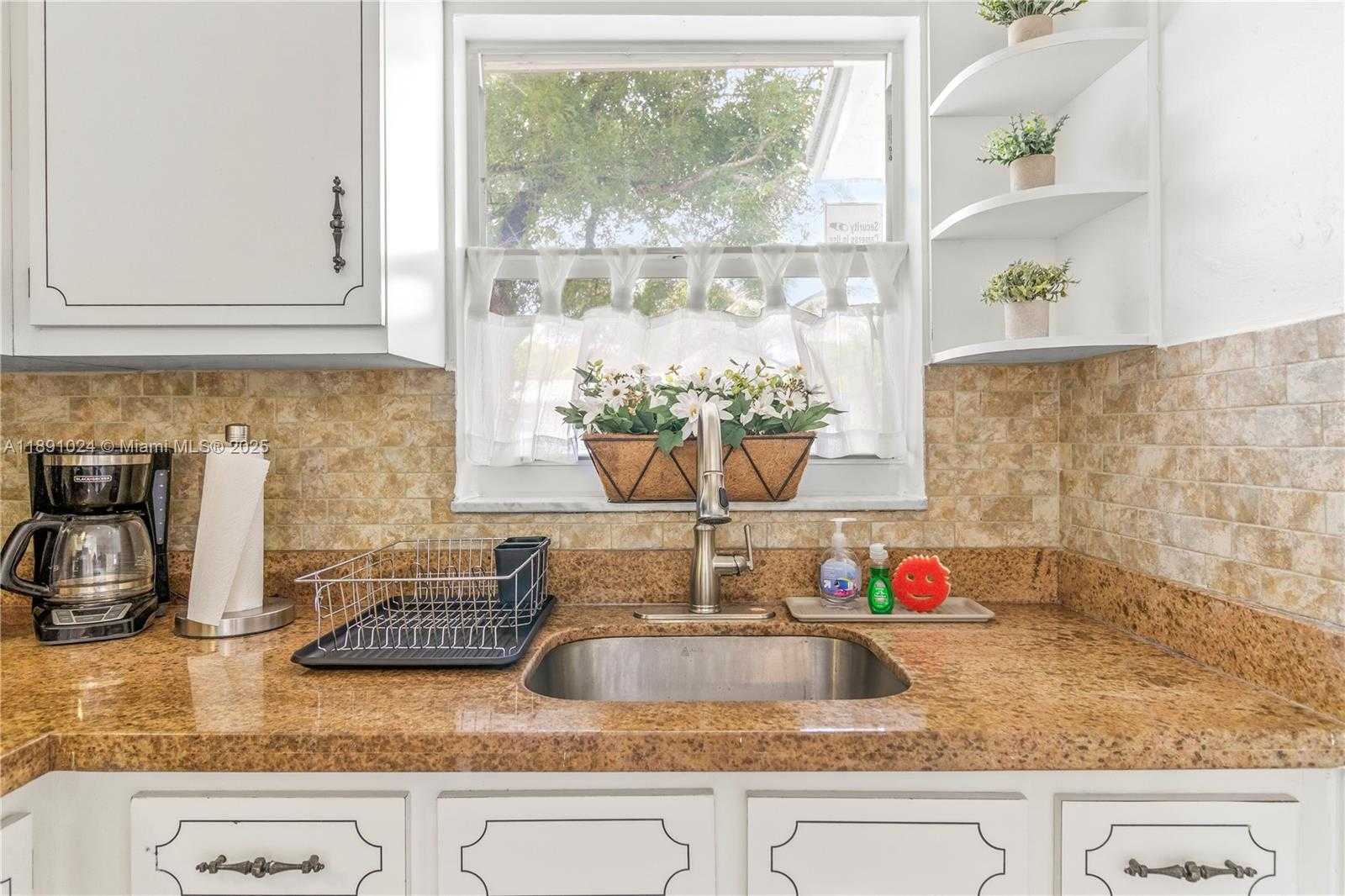 Small Image of 1936 WASHINGTON ST, Hollywood Number 14