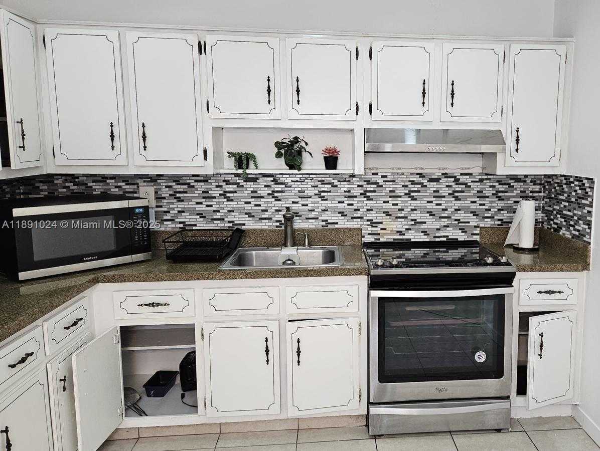 Small Image of 1936 WASHINGTON ST, Hollywood Number 16