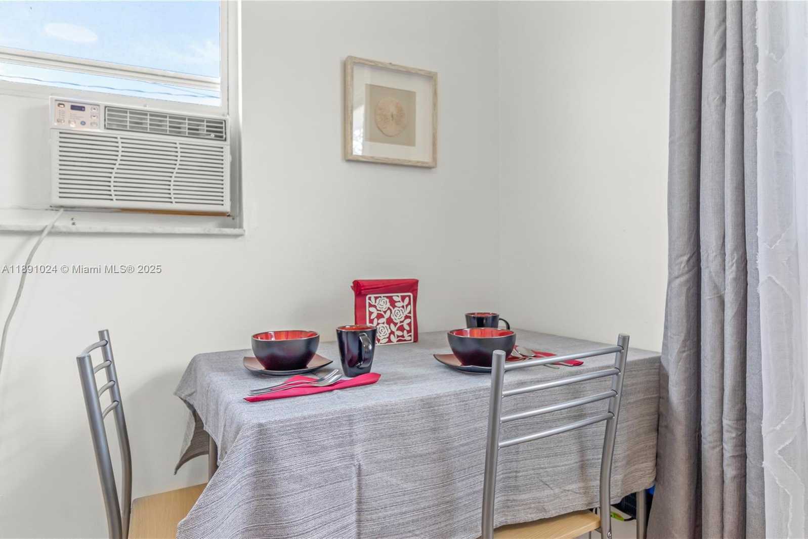 Small Image of 1936 WASHINGTON ST, Hollywood Number 27
