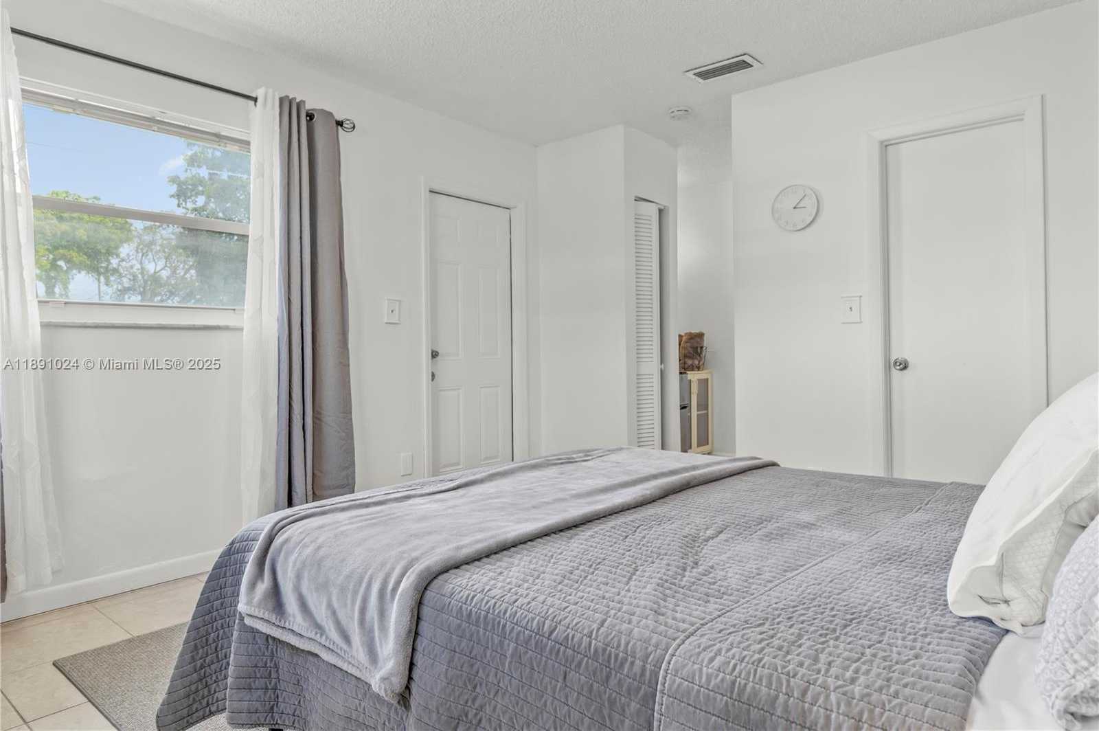 Small Image of 1936 WASHINGTON ST, Hollywood Number 28